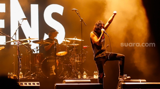 Grup Musik Sleeping With Sirens tampil di acara EverBlast Festival 2024 di Jiexpo Kemayoran, Jakarta, Sabtu (30/11/2024). [Suara.com/Alfian Winanto]