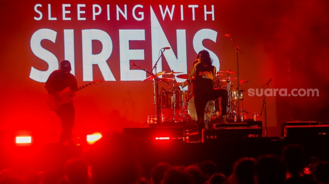 Grup Musik Sleeping With Sirens tampil di acara EverBlast Festival 2024 di Jiexpo Kemayoran, Jakarta, Sabtu (30/11/2024). [Suara.com/Alfian Winanto]