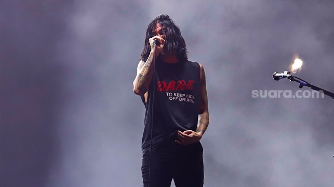 Grup Musik Sleeping With Sirens tampil di acara EverBlast Festival 2024 di Jiexpo Kemayoran, Jakarta, Sabtu (30/11/2024). [Suara.com/Alfian Winanto]