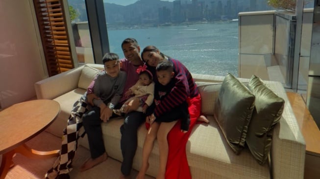 Potret liburan Raffi Ahmad, Nagita Slavina, Rafathar, Rayyanza dan Lily di Hong Kong. [Instagram/@raffinagita1717]