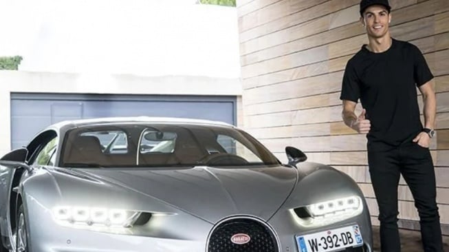 Cristiano Ronaldo dengan Bugatti Chiron (Thesupercarblog)