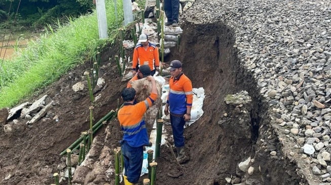 Banjir dan Longsor Kepung Blitar, Perjalanan Kereta Api ke Malang Sempat Terhambat