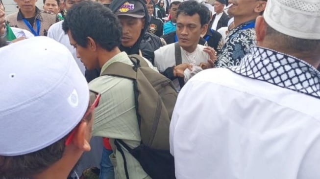 Tampang dua terduga copet yang tertangkap saat Aksi Reuni 212 di kawasan Monas, Jakpus. (Suara.com/Moh Reynaldi Risahondua). 