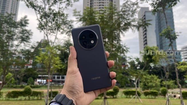 Review Realme 13+ 5G, tampak belakang. [Suara.com/Dicky Prastya]