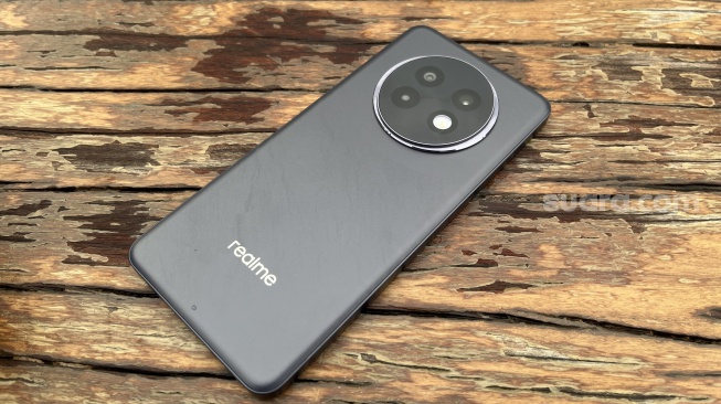 Review Realme 13+ 5G. [Suara.com/Dicky Prastya]