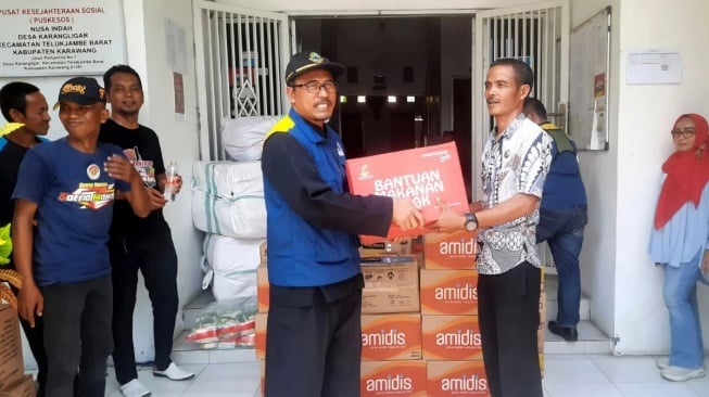 Kemensos Beri Bantuan dan Bantu Evakuasi Warga Terdampak Banjir di Karawang