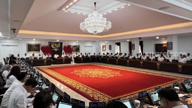 Presiden RI Prabowo Subianto mengumpulkan jajaran Kabinet Merah Putih dalam sidang kabinet paripurna, Senin (2/12/2024) sore. (Suara.com/Novian)