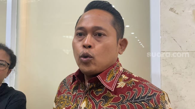 Anggota DPR RI fraksi PDIP Yulius Setiarto dilaporkan ke MKD karena tudingan soal Partai Cokelat cawe-cawe di Pilkada 2024. (Suara.com/Bagaskara)