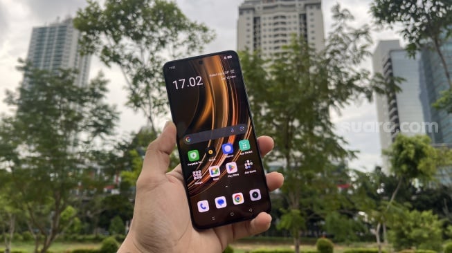 Review Realme 13+ 5G, tampak layar depan. [Suara.com/Dicky Prastya]