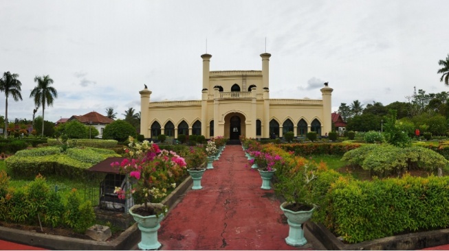 Menyelami Warisan Melayu: Menelusuri Istana Siak yang Megah