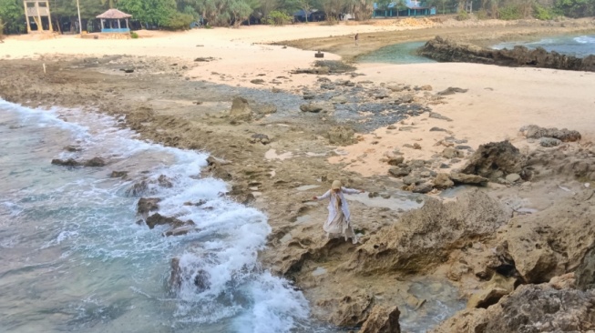 Pantai Batu Bengkung, Serpihan Surga di Malang Selatan!