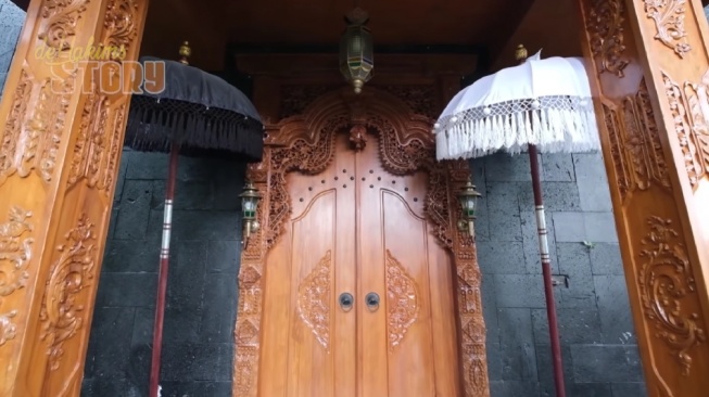 Pintu rumah Dedi Mulyadi penuh ukiran. [YouTube/deHakims Story]