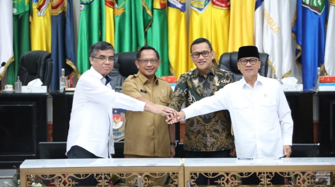 Menteri Dalam Negeri (Mendagri) Muhammad Tito Karnavian menandatangani Nota Kesepahaman dan Surat Edaran Bersama (SEB) untuk melindungi pekerja migran. Nota Kesepahaman tersebut ditandatangani Mendagri bersama Menteri Pelindungan Pekerja Migran Indonesia (P2MI)/Kepala Badan Pelindungan Pekerja Migran Indonesia (BP2MI) Abdul Kadir Karding. Sementara SEB ditandatangani Mendagri bersama Menteri P2MI, Menteri Ketenagakerjaan (Menaker) Yassierli, serta Menteri Desa dan Pembangunan Daerah Tertinggal (Mendes PDT) Yandri Susanto (Dok. Kemendagri)