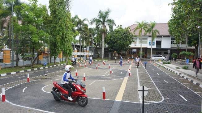 Yayasan AHM Latih Mahasiswa UIN SUKA Jadi Agen Safety Riding