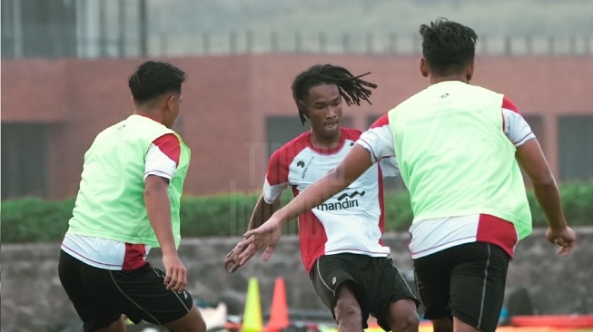 Pemain Timnas Indonesia, Ronaldo Kwateh berlatih bersama rekan-rekannya dalam persiapan menuju Piala AFF 2024. [Dok. Timnas Indonesia]