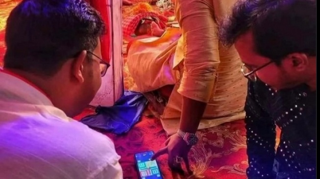 Viral! Mempelai Pria Asyik Main Ludo Saat Ritual Pernikahan, Dikecam Tak Hormati Tradisi