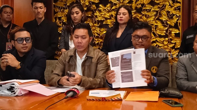 Boni Anggara gelar konferensi pers terkait tuduhan Rizky Febian tak profesional sebagai EO saat ditemui di Kemang Jakarta Selatan pada Selasa (3/12/2024) [Suara.com/Rena Pangesti]