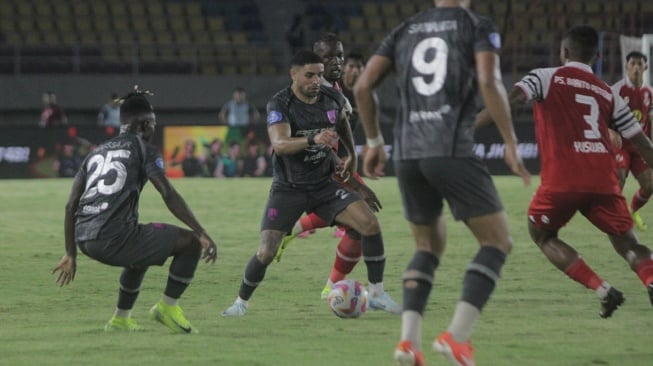 Gelandang Persis Solo, Gonzalo Andrada berusaha melewati bek Barito Putera, Yuswanto Aditya dalam lanjutan pekan ke-12 BRI Liga 1 2024/2025 di Stadion Manahan, Selasa (3/12/2024) malam. Kedua tim bermain imbang 0-0. [Suara.com/Ronald Seger Prabowo]