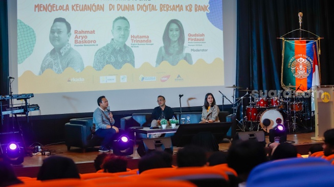 Founder Rencanaku.id Rahmat Aryo Baskoro memberikan materi kepada para peserta saat acara Gedor Kampus di Gedung Vokasi Universitas Indonesia (UI), Depok, Jawa Barat, Selasa (3/12/2024). [Suara.com/Alfian Winanto]