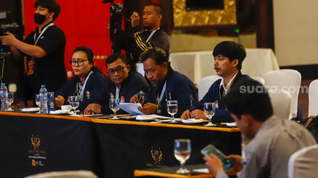 Petugas PPK Kecamatan Kemayoran membacakan amplop form C hasil perhitungan suara disaksikan anggota KPU Kota Jakarta Pusat dan Bawaslu Kota Jakarta Pusat saat rapat pleno terbuka rekapitulasi hasil penghitungan perolehan suara dalam Pilkada serentak tahun 2024 di KotaJakarta Pusat, Rabu (4/12/2024). [Suara.com/Alfian Winanto]