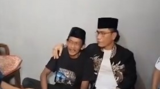 Gus Miftah Datangi Rumah Pak Sunhaji Penjual Es Teh, Adabnya Disorot Lagi: Apal Guyon Abah?