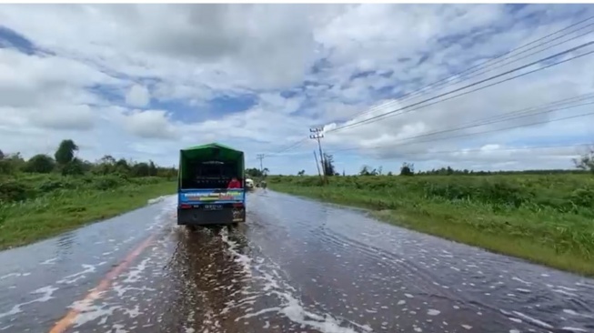 Pengguna Jalan Terganggu! Banjir Rutin Kepung Desa Galang Mempawah saat Hujan Deras