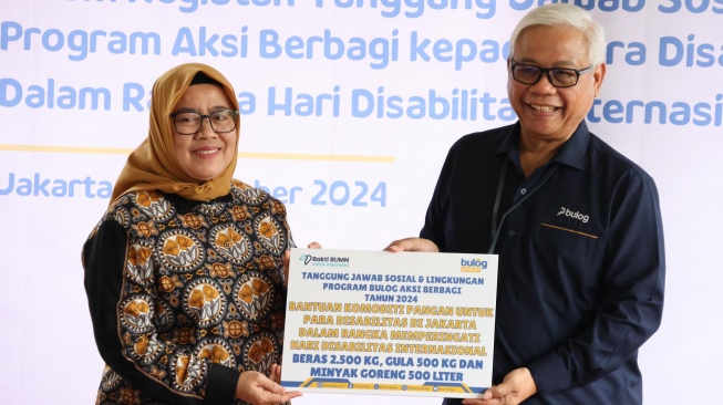 Dalam rangka memperingati Hari Disabilitas Internasional, Perum Bulog melalui program Tanggung Jawab Sosial dan Lingkungan (TJSL) Bulog Aksi Berbagi bekerja sama dengan CT ARSA Foundation menyalurkan 500 paket komoditi pangan kepada para penyandang disabilitas di Jakarta (Dok. Bulog)