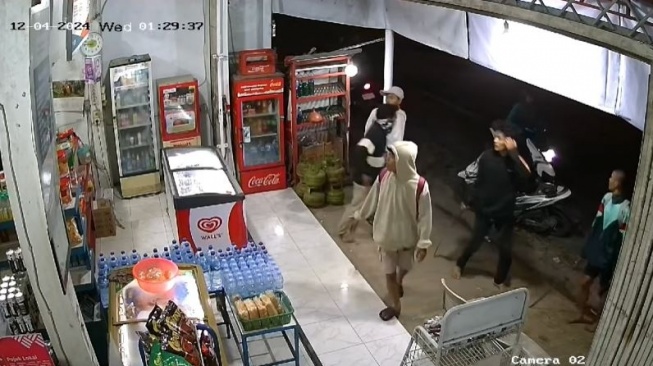 Detik-Detik Tawuran di Minimarket Painan Terekam CCTV, Pria Berbaju Biru Gagalkan Serangan