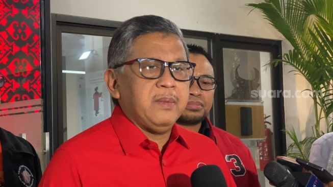 KPK Jadi Alat Politik Jokowi? Rocky Gerung Curiga Kasus Hasto Jadi Pintu Masuk Acak-acak PDIP