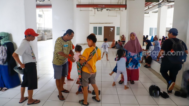 Warga beraktivitas di salah satu unit di Rusunawa Pasar Rumput, Jakarta, Rabu (4/12/2024). [Suara.com/Alfian Winanto]