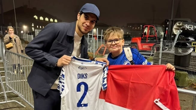 Fans Cilik FC Copenhagen Rela Bentangkan Bendera Indonesia Demi Dapat Perhatian Kevin Diks