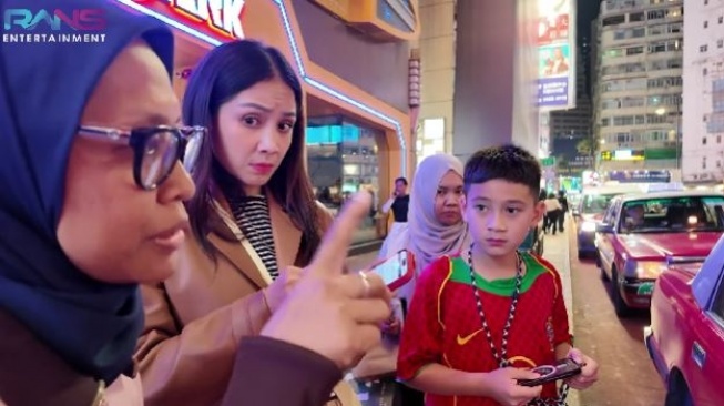 Nagita Slavina dan Rafathar mau naik taksi di Hong Kong. [YouTube/Rans Entertainment]