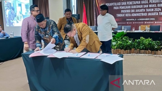 Ketua Komisi Pemilihan Umum (KPU) Jakarta Timur Tedi Kurnia saat menandatangani Rekapitulasi dan Penetapan Hasil Penghitungan Suara Pilkada Jakarta tingkat Kota Jakarta Timur di kawasan Cawang, Jakarta, Rabu (4/12/2024). ANTARA/Syaiful Hakim