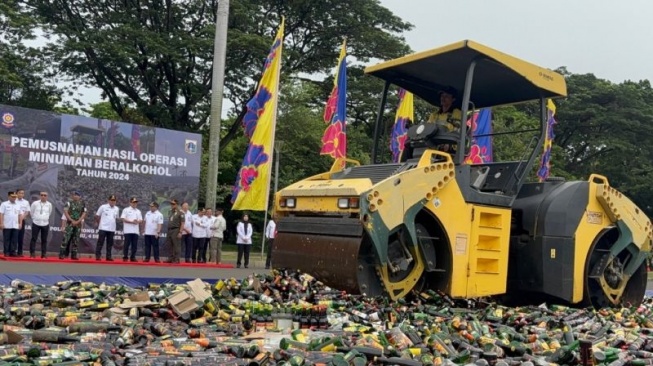 Satpol PP DKI Jakarta Lakukan Pemusnahan 9.712 Botol Miras Ilegal di Monas