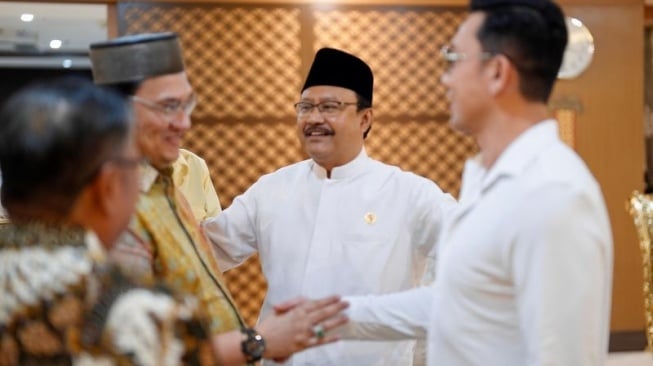 Menteri Sosial Saifullah Yusuf di Jakarta pada Rabu malam (4/11/2024) berhasil mendamaikan Denny Sumargo dan Farhat Abbas terkait donasi untuk pengobatan medis Agus Salim yang sebelumnya menjadi polemik. (ANTARA/HO-Biro Humas Kemensos)