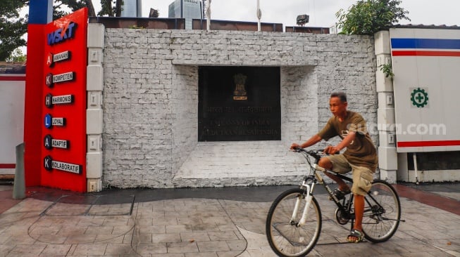 Suasana di sekitar area pembangunan Kedutaan Besar India di Jl. Rasuna Said, Jakarta, Kamis (5/12/2024). [Suara.com/Alfian Winanto]