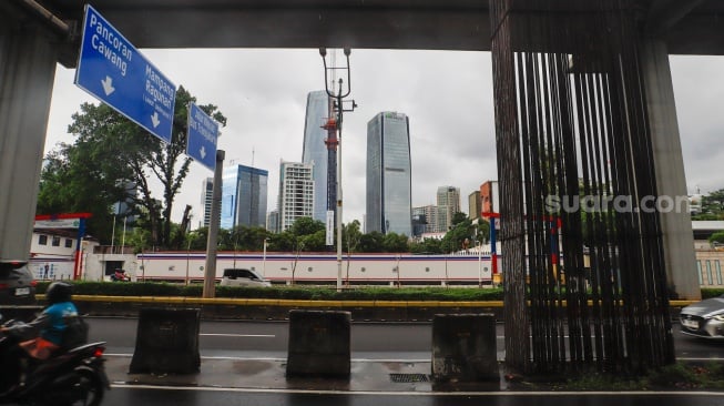 Suasana di sekitar area pembangunan Kedutaan Besar India di Jl. Rasuna Said, Jakarta, Kamis (5/12/2024). [Suara.com/Alfian Winanto]