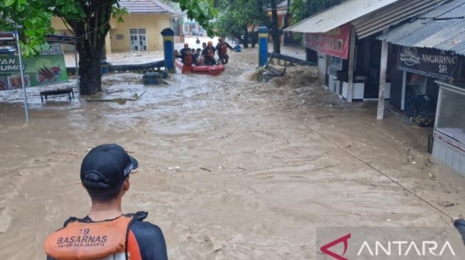 Tim SAR gabungan mengevakuasi puluhan warga yang terjebak banjir di dalam Puskemas Palabuhanratu, Kabupaten Sukabumi, Jabar, Rabu (4/12/2024). ANTARA/Aditya A Rohman