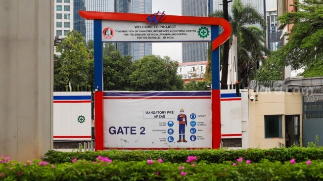 Suasana di sekitar area pembangunan Kedutaan Besar India di Jl. Rasuna Said, Jakarta, Kamis (5/12/2024). [Suara.com/Alfian Winanto]