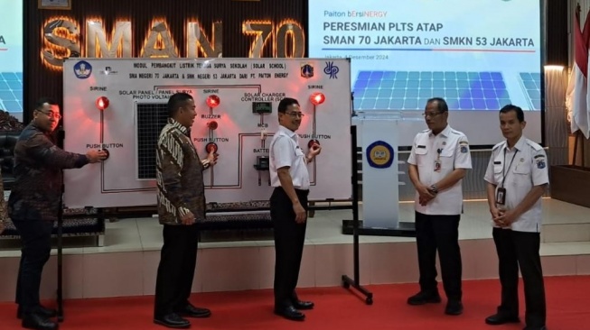 Peresmian PLTS Atap untuk SMKN 53 dan SMAN 70 hasil kolaborasi Solar School Program. (Dok. Paiton Energy)