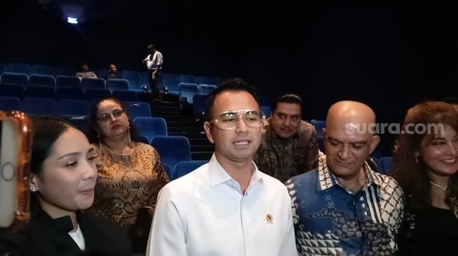 Raffi Ahmad Resmikan Bioskop di Sukabumi, Ada Kisah Haru Di Baliknya!