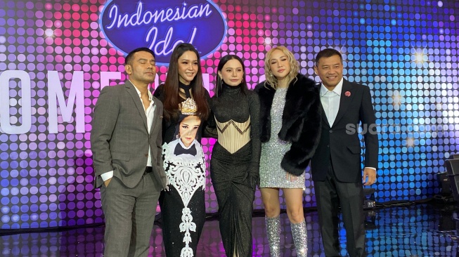 Juri Indonesian Idol dalam konferensi pers di kawasan Kebon Jeruk, Jakarta Barat, Kamis (5/12/2024). [Suara.com/Tiara Rosana]