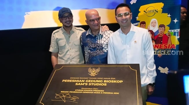 Raffi Ahmad, Sonu Samtanu dan Giring Ganesha saat meresmikan bioskop di Cibadak, Sukabumi pada Kamis (5/12/2024). [Suara.com/Rena Pangesti]