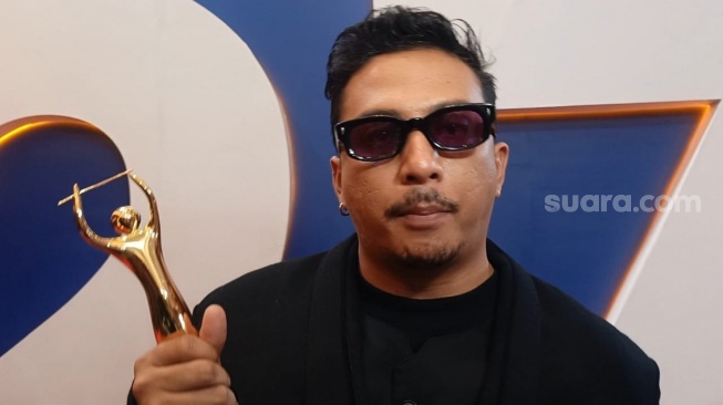 Bawa Pulang Piala AMI Awards 2024, Sal Priadi Ungkap Fun Fact di Balik Lagi Kemenangannya 'Gala Bunga Matahari'