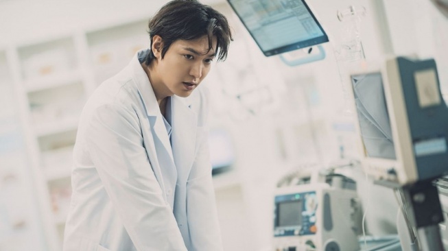 Ternyata Segini Saldo Rekening Lee Min Ho yang Suka Merokok