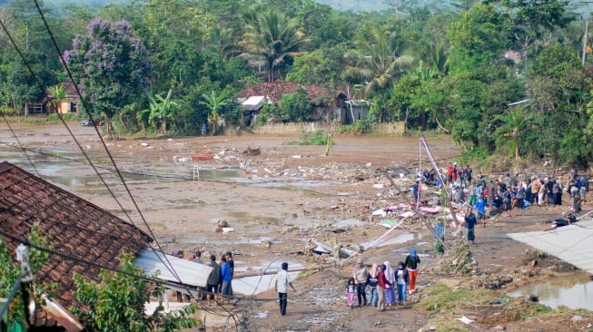 Sukabumi Diterjang Banjir Hingga Longsor, Pertamina Patra Niaga Regional JBB Salurkan Sembako