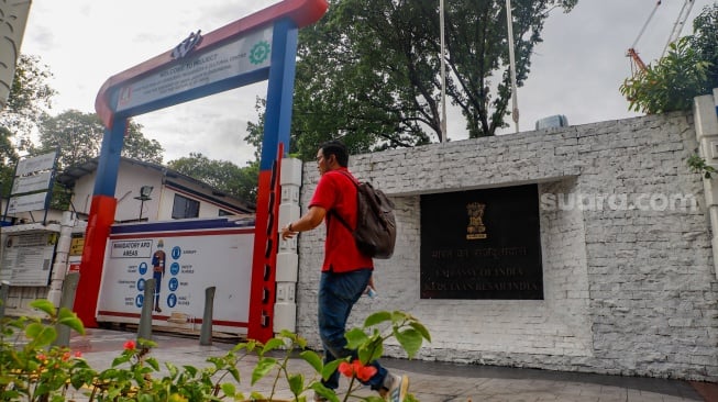 Suasana di sekitar area pembangunan Kedutaan Besar India di Jl. Rasuna Said, Jakarta, Kamis (5/12/2024). [Suara.com/Alfian Winanto]