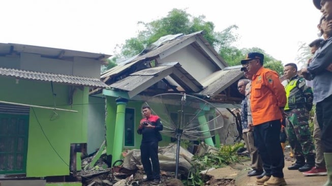 Bupati Kabupaten Cianjur, Jawa Barat Herman Suherman saat mengunjungi lokasi bencana alam di Kecamatan Pagelaran, Kamis (5/12/2024).(ANTARA/Ahmad Fikri). (Ahmad Fikri)