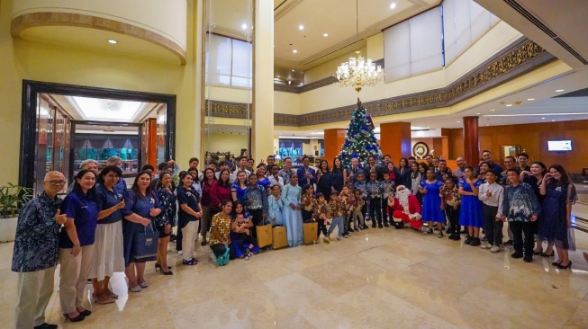 The Sultan Hotel & Residence Jakarta memulai musim liburan 2024 melalui acara Penyalaan Pohon Natal tahunan yang penuh keceriaan dan kehangatan (Dok. The Sultan Hotel & Residence Jakarta)