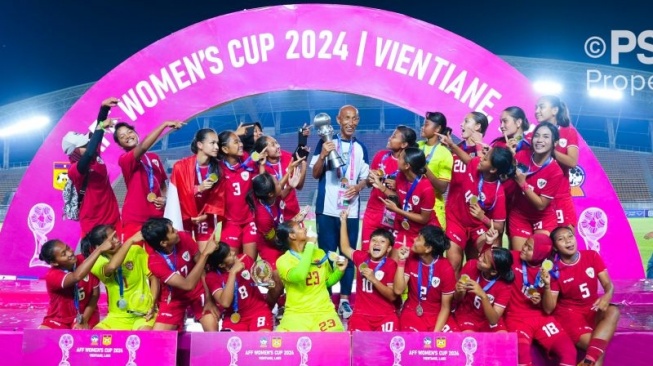 Tim nasional putri Indonesia menjuarai Piala AFF Putri 2024 setelah menundukkan Kamboja dengan skor 3-1 pada laga final yang digelar di Stadion Nasional New Laos, Vientiane, Kamis (5/12/2024). (ANTARA/HO-PSSI) 